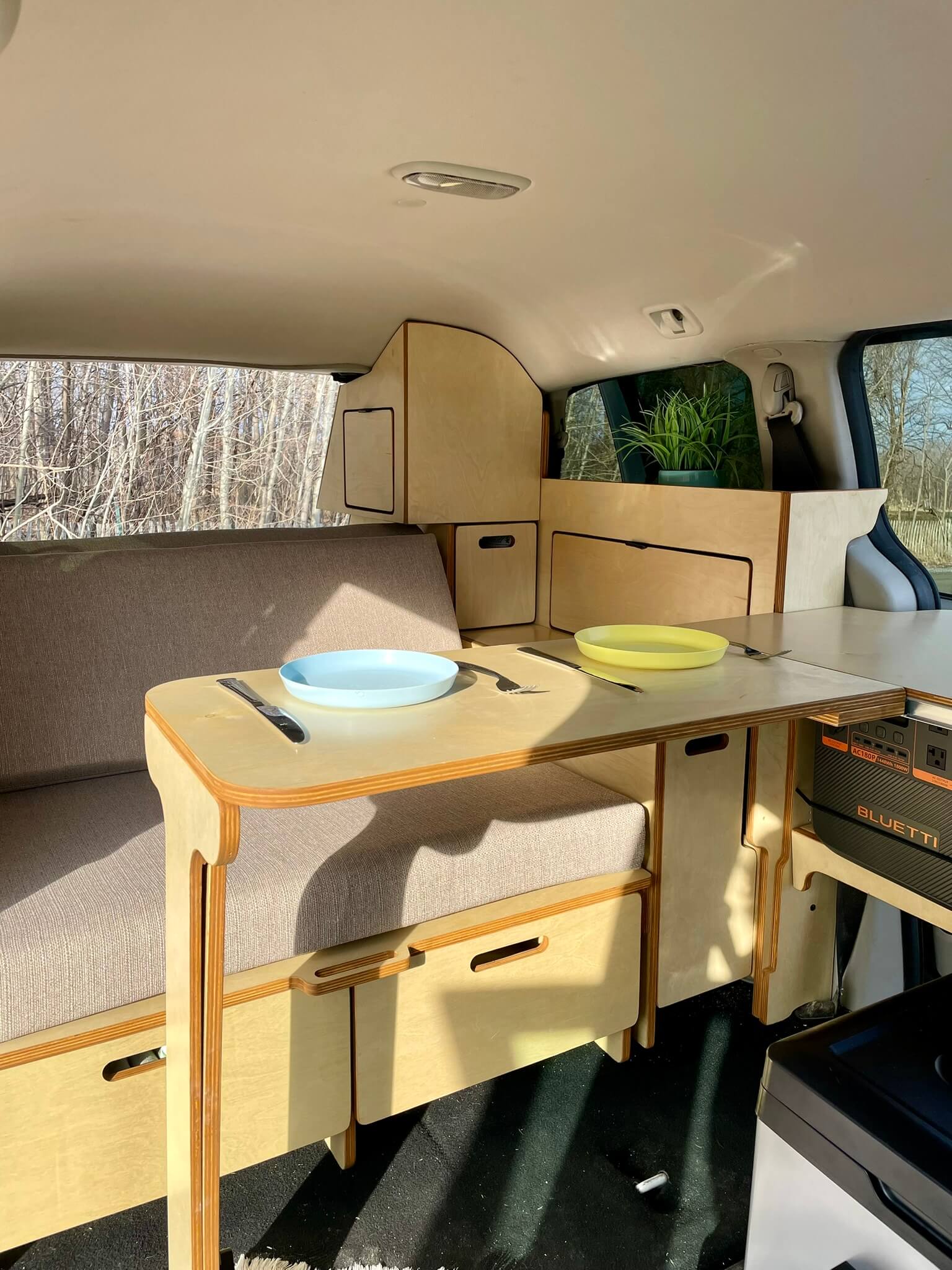 Minivan conversion Hygge - Intérieur table